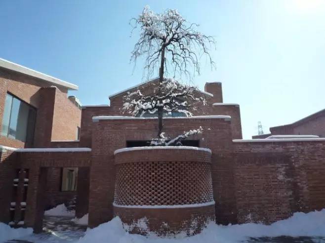 紅磚的建筑藝術(shù)，每一張紅磚墻都可以拿去做紅