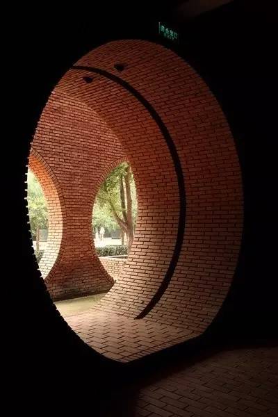 紅磚的建筑藝術(shù)，每一張紅磚墻都可以拿去做紅