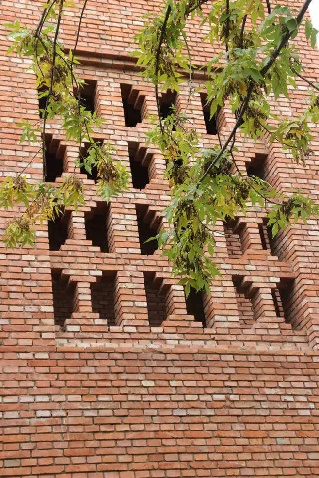 紅磚的建筑藝術(shù)，每一張紅磚墻都可以拿去做紅