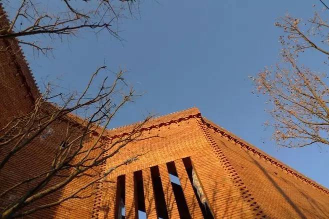 紅磚的建筑藝術，每一張紅磚墻都可以拿去做紅