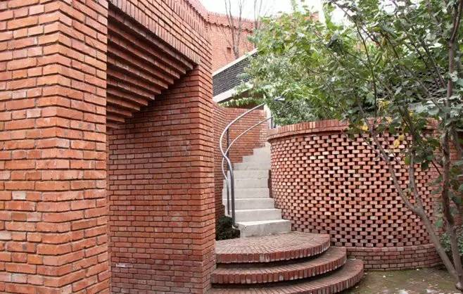 紅磚的建筑藝術(shù)，每一張紅磚墻都可以拿去做紅