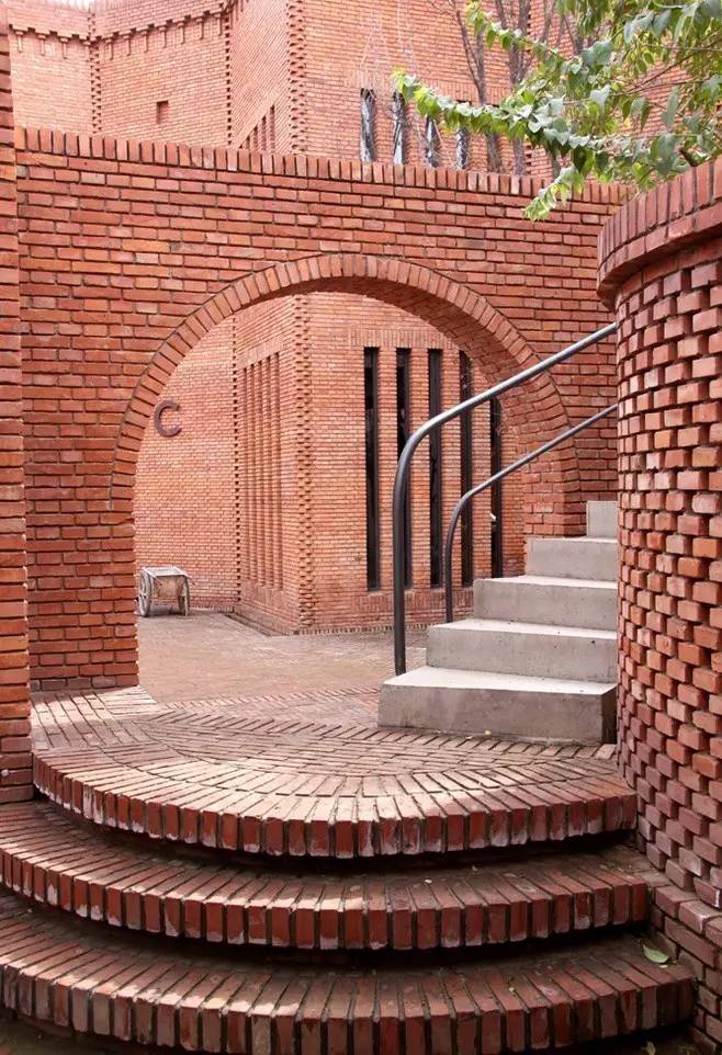 紅磚的建筑藝術(shù)，每一張紅磚墻都可以拿去做紅