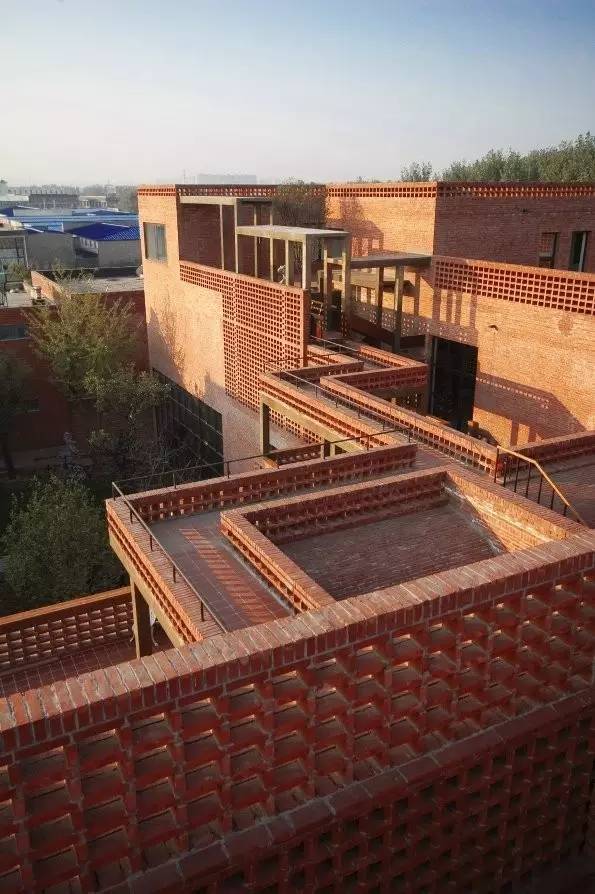 紅磚的建筑藝術(shù)，每一張紅磚墻都可以拿去做紅