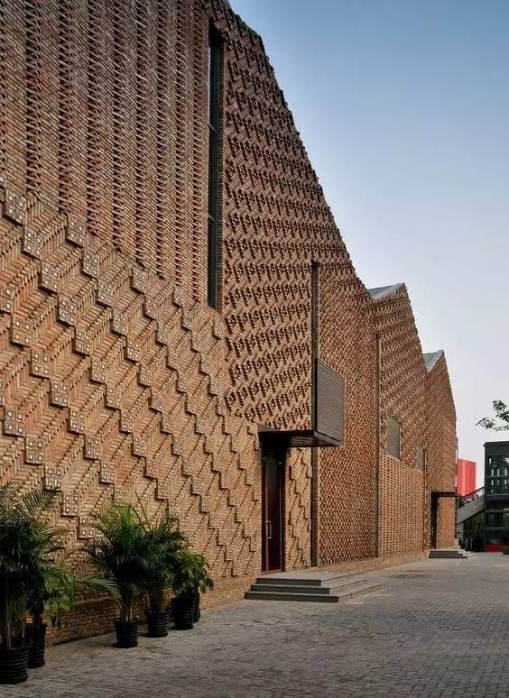 紅磚的建筑藝術(shù)，每一張紅磚墻都可以拿去做紅