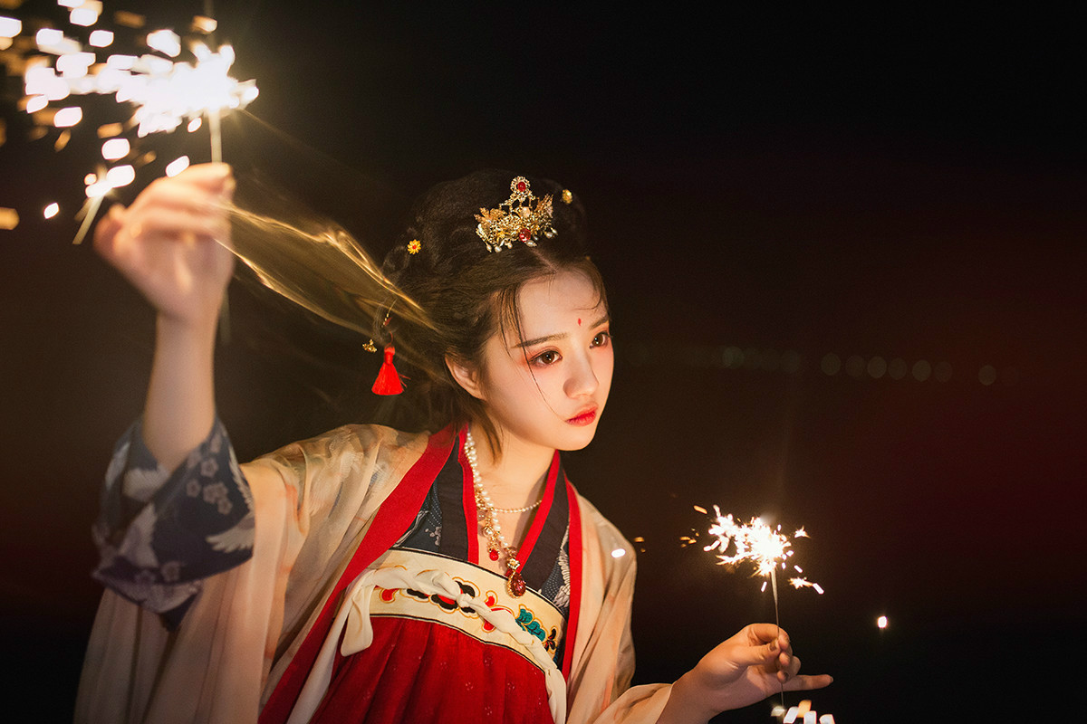 星空下翩翩起舞的古裝女子攝影