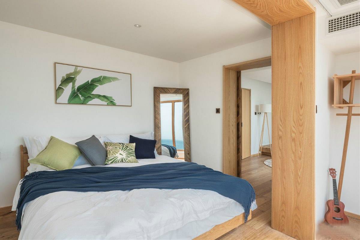 原木風(fēng)情的青島民宿，聽大海的聲音