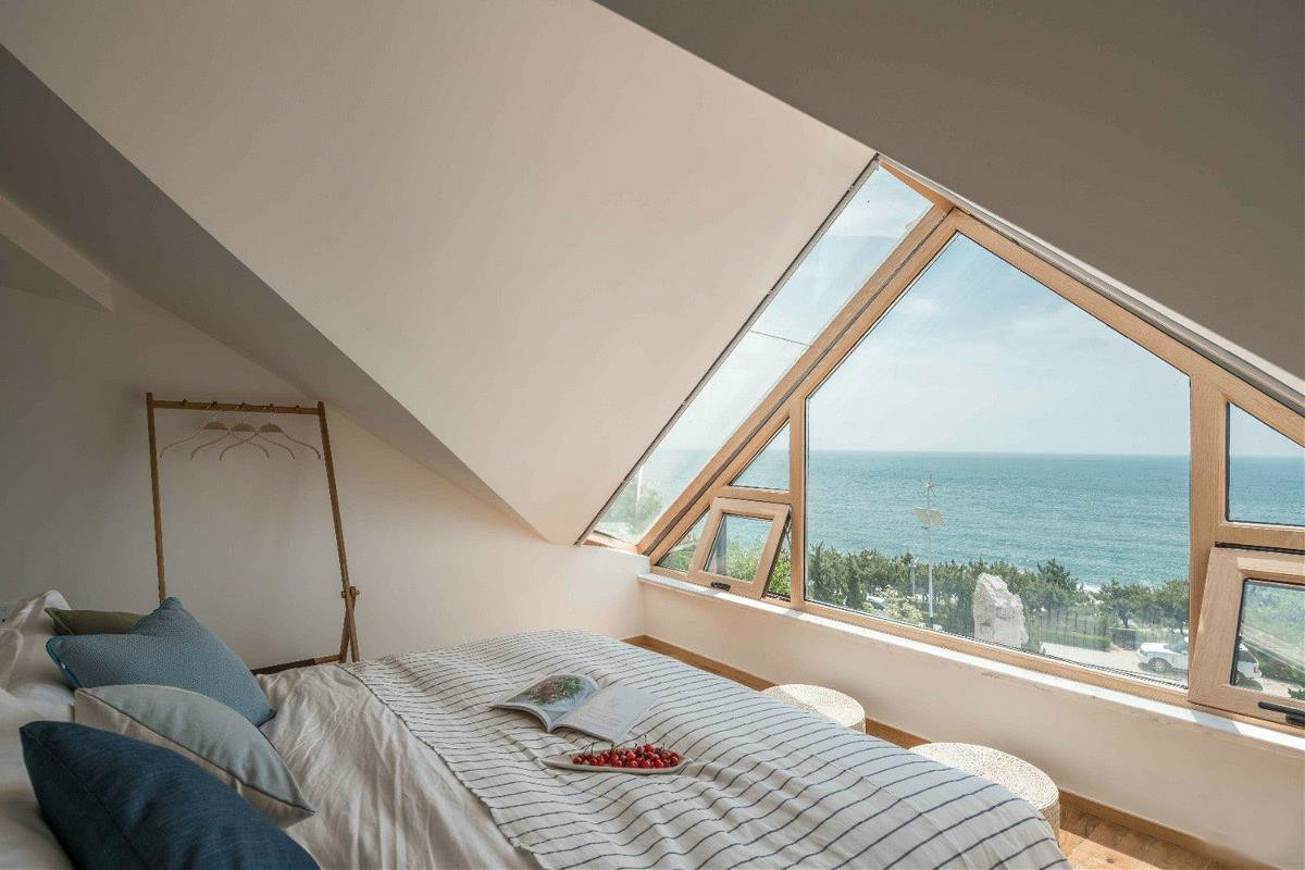 原木風(fēng)情的青島民宿，聽大海的聲音