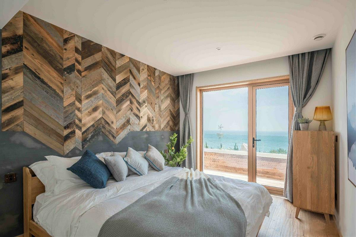 原木風(fēng)情的青島民宿，聽大海的聲音