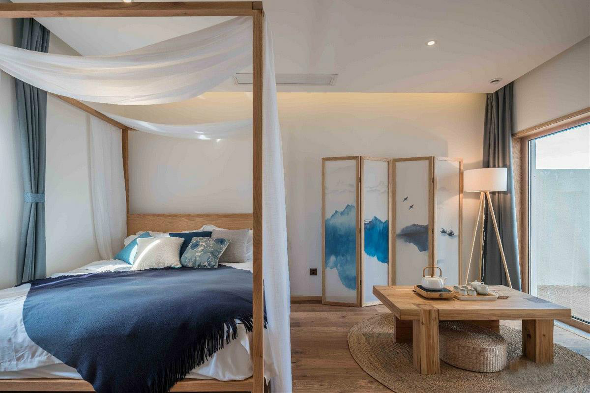 原木風(fēng)情的青島民宿，聽大海的聲音