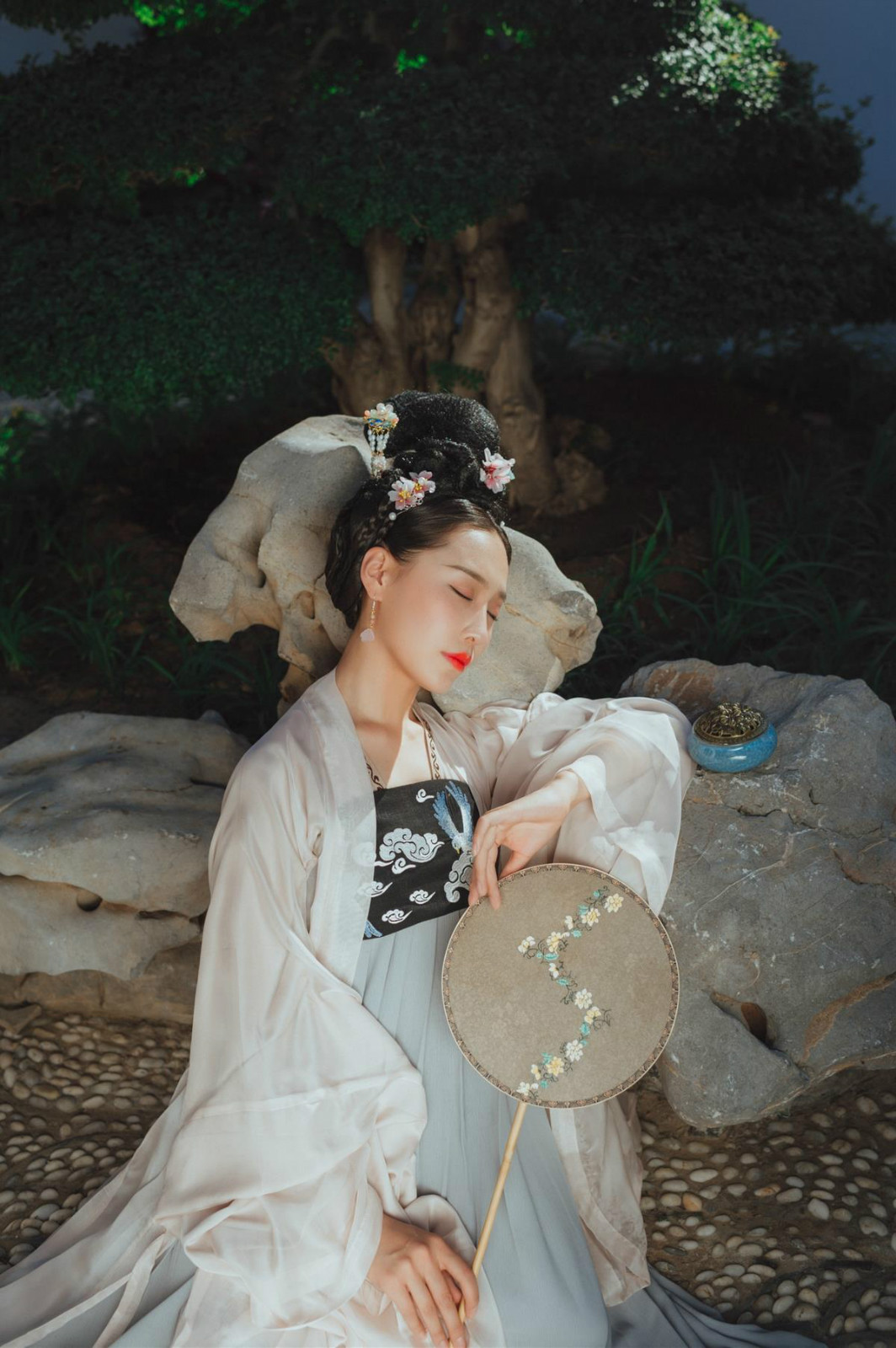 睡美人翩翩起舞古裝女子攝影