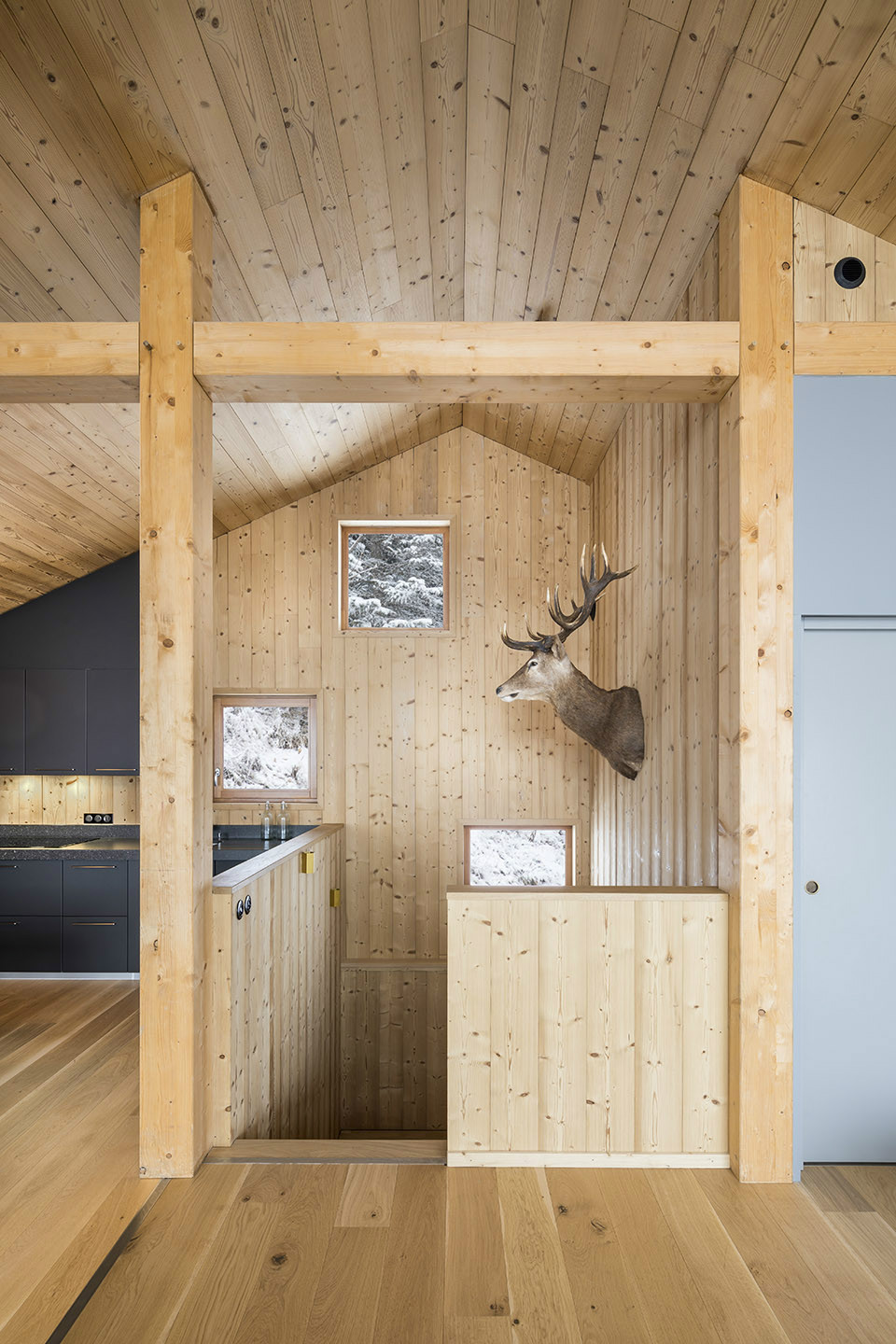 當(dāng)原木遇上雪花別有情調(diào)，雪中木屋設(shè)計