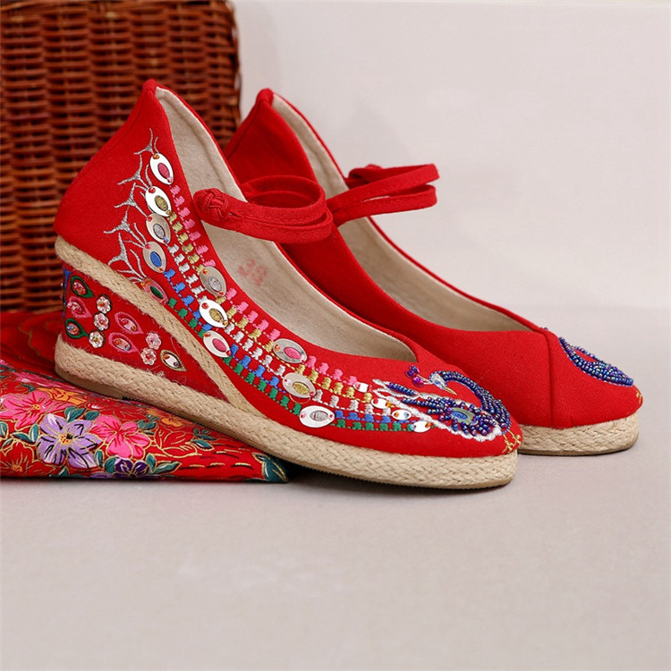 坡跟系帶繡花鞋，中式婚鞋