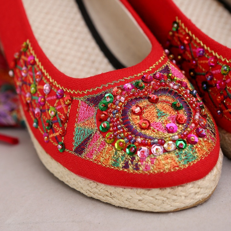 坡跟系帶繡花鞋，中式婚鞋