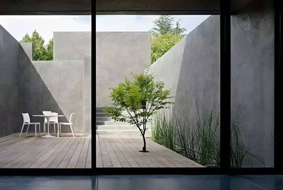 水泥墻樸素寂靜的美，庭院設計