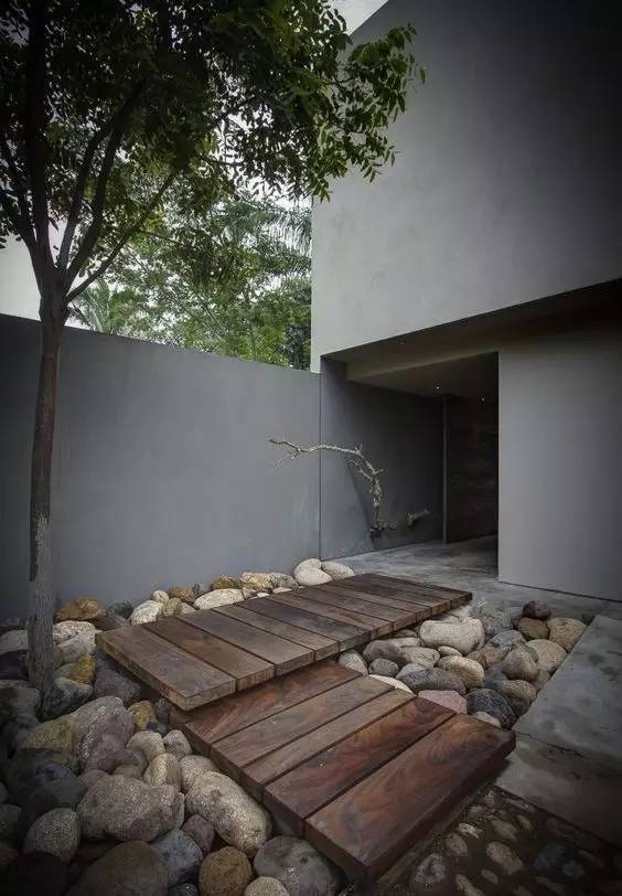 水泥墻樸素寂靜的美，庭院設(shè)計(jì)