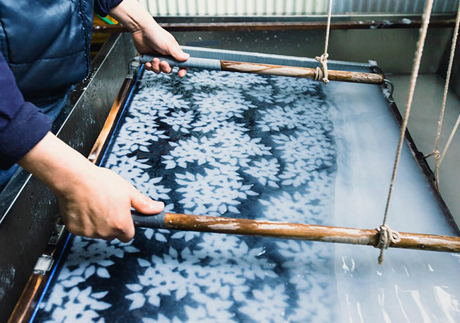 一把陽(yáng)光下的扇子