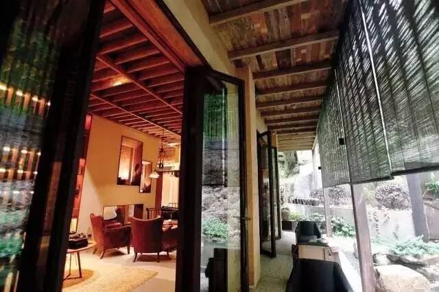 靜廬瀾柵，青山綿綿溪水潺潺