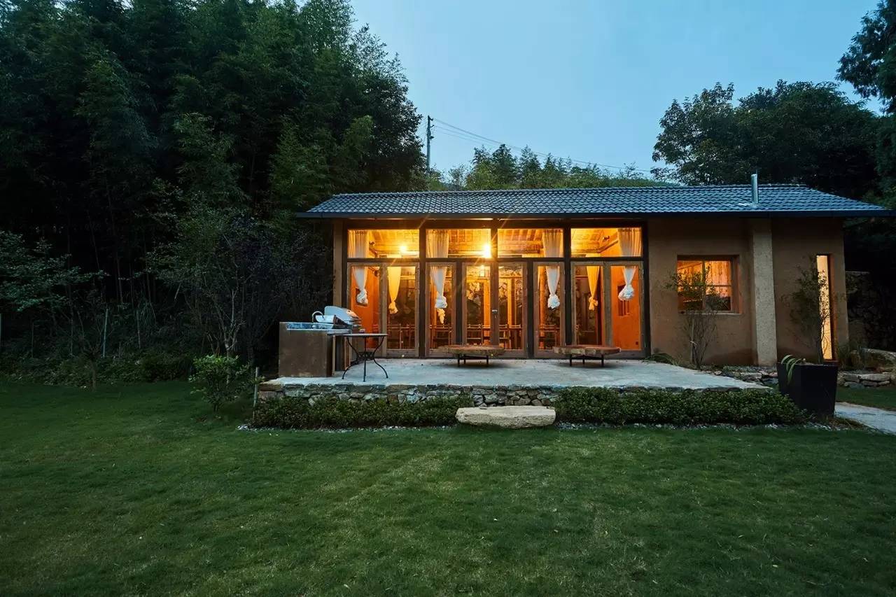 山中傳奇，800米高山無(wú)邊泳池