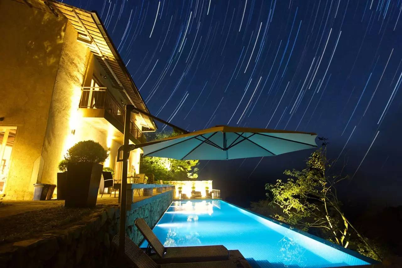 山中傳奇，800米高山無(wú)邊泳池