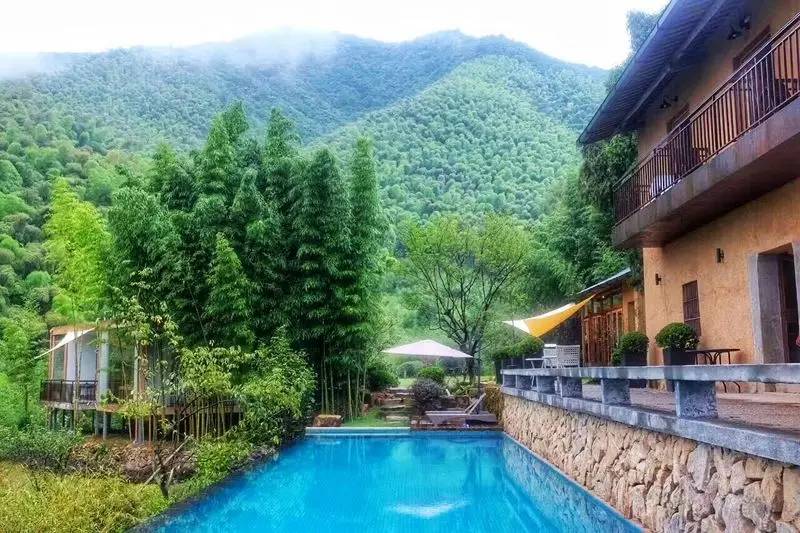 山中傳奇，800米高山無(wú)邊泳池