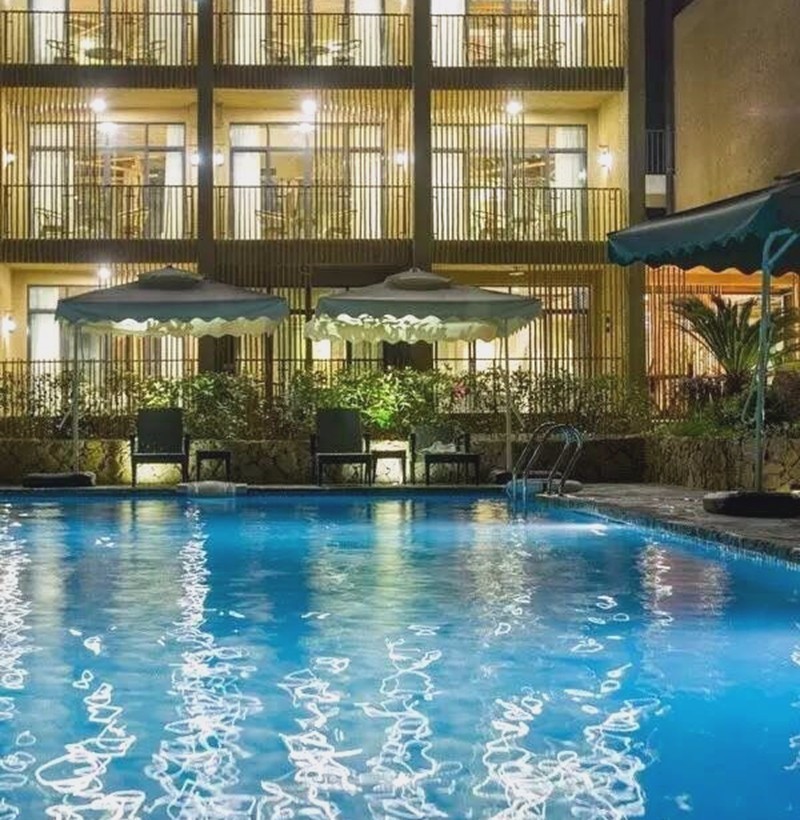 遙遠的山，庭院里的蔚藍泳池