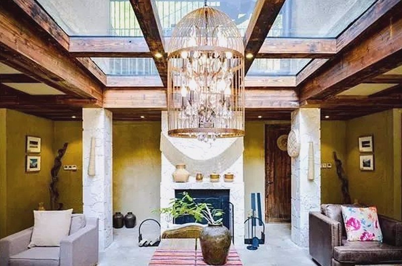 遙遠的山，庭院里的蔚藍泳池