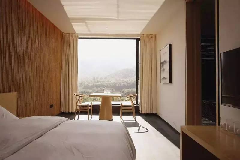 清研民宿，一塊草坪一方泳池