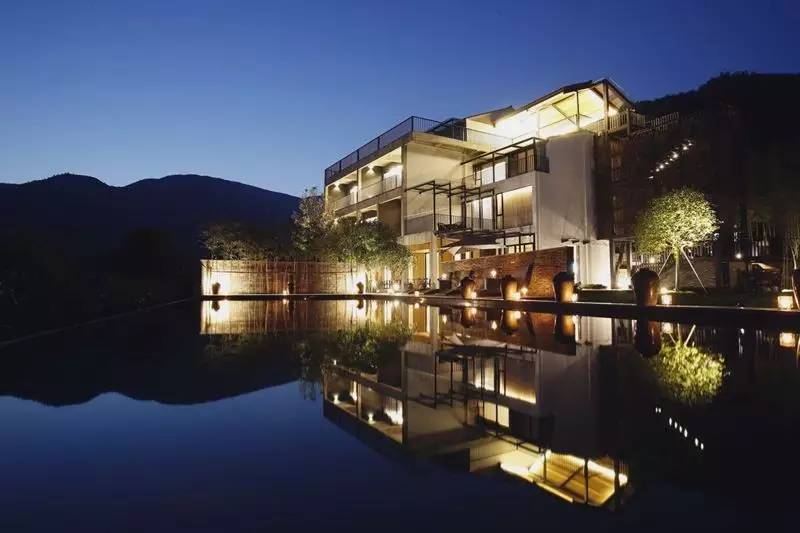 清研民宿，一塊草坪一方泳池