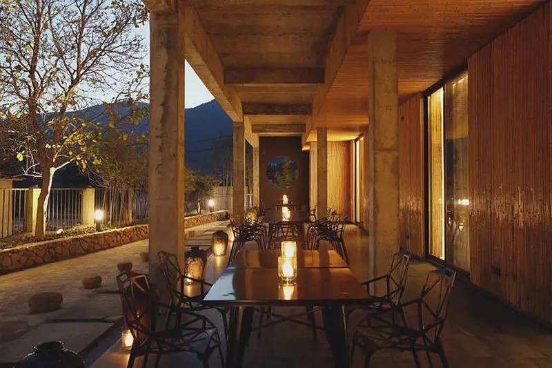 清研民宿，一塊草坪一方泳池