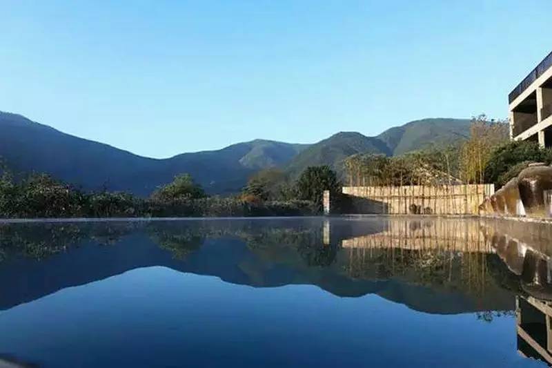 清研民宿，一塊草坪一方泳池