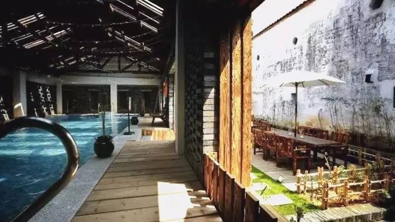 昱棧民宿，百年老宅里的星空泳池