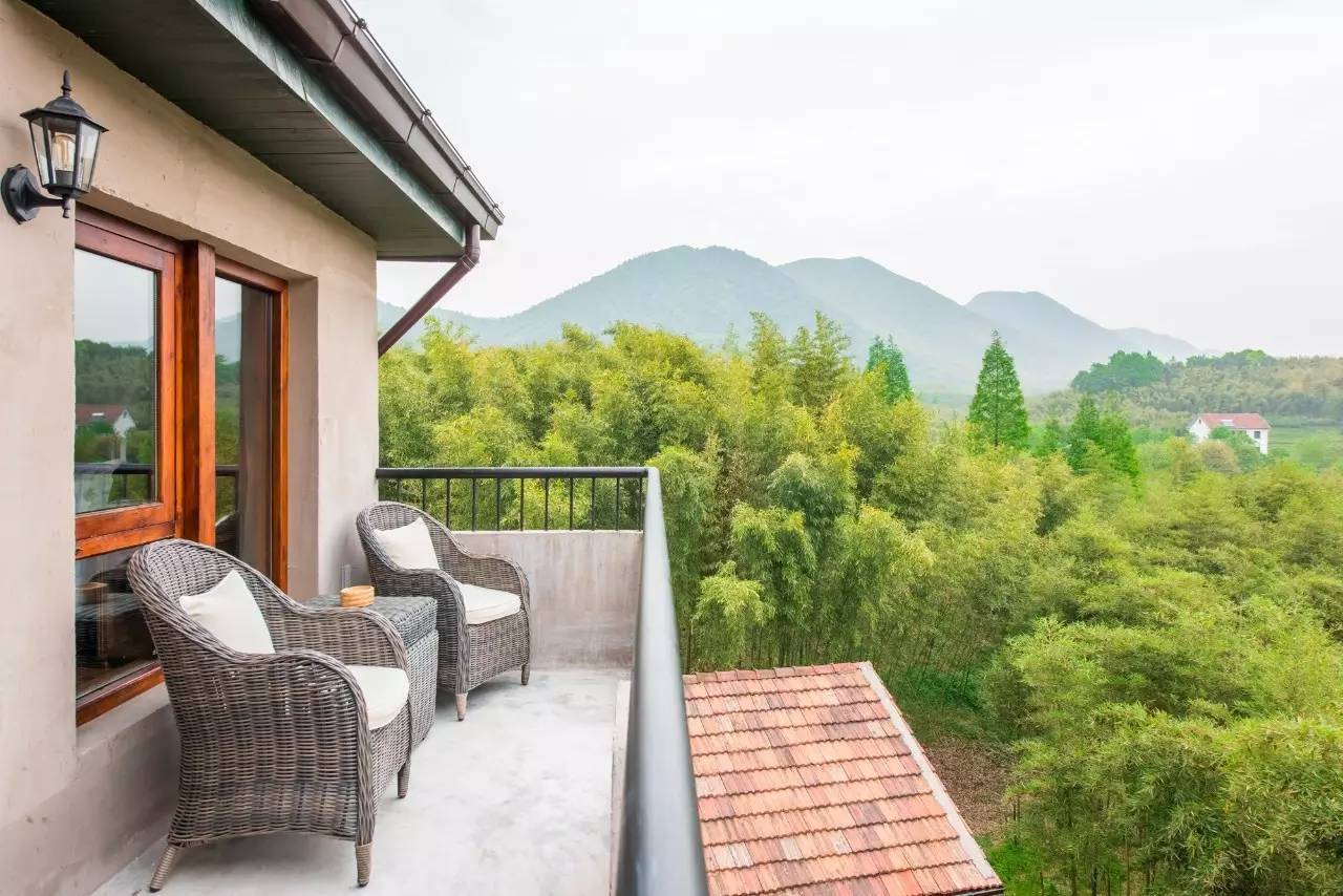 游子山居，推窗見山低頭有水