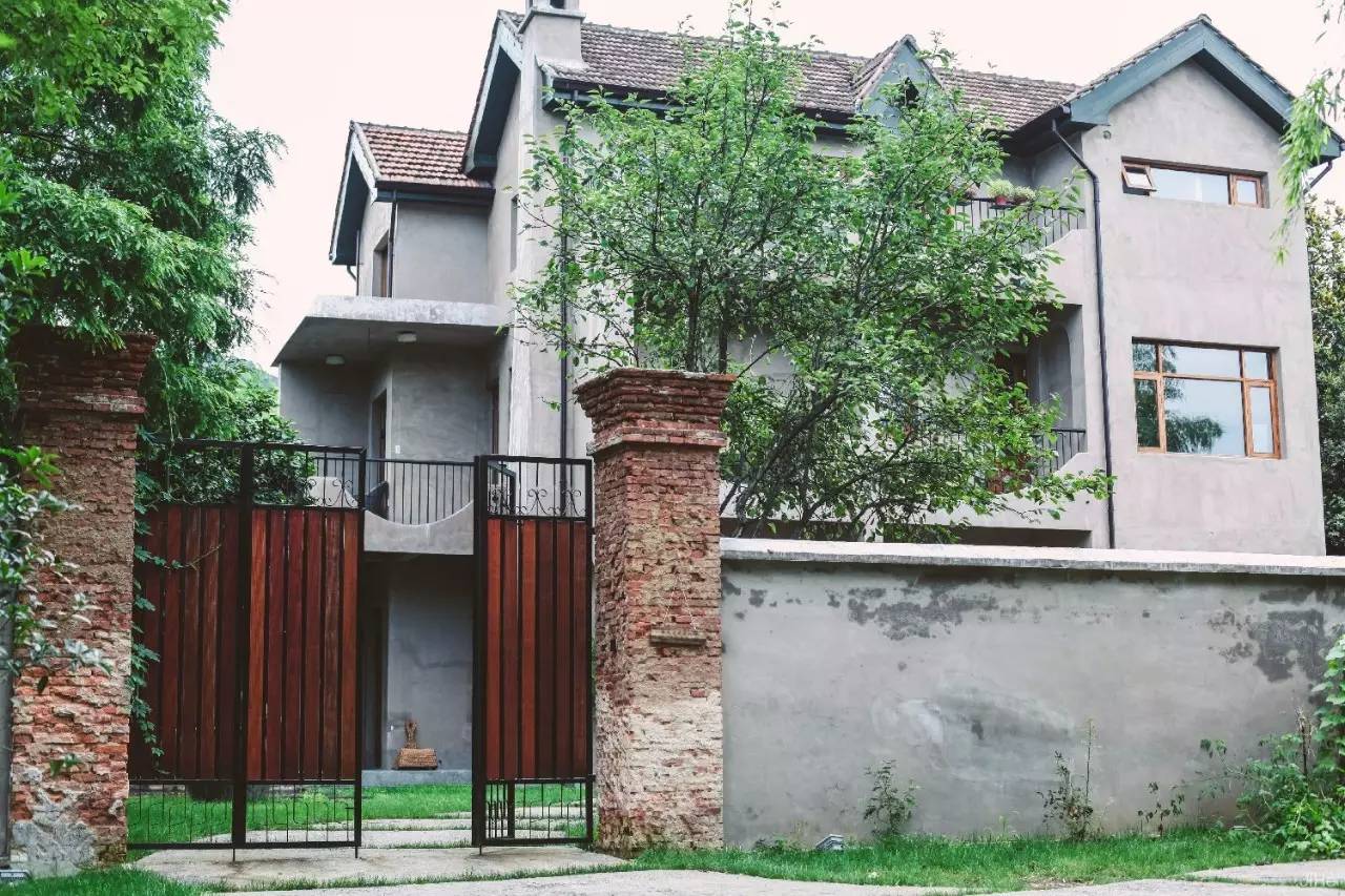 游子山居，推窗見山低頭有水