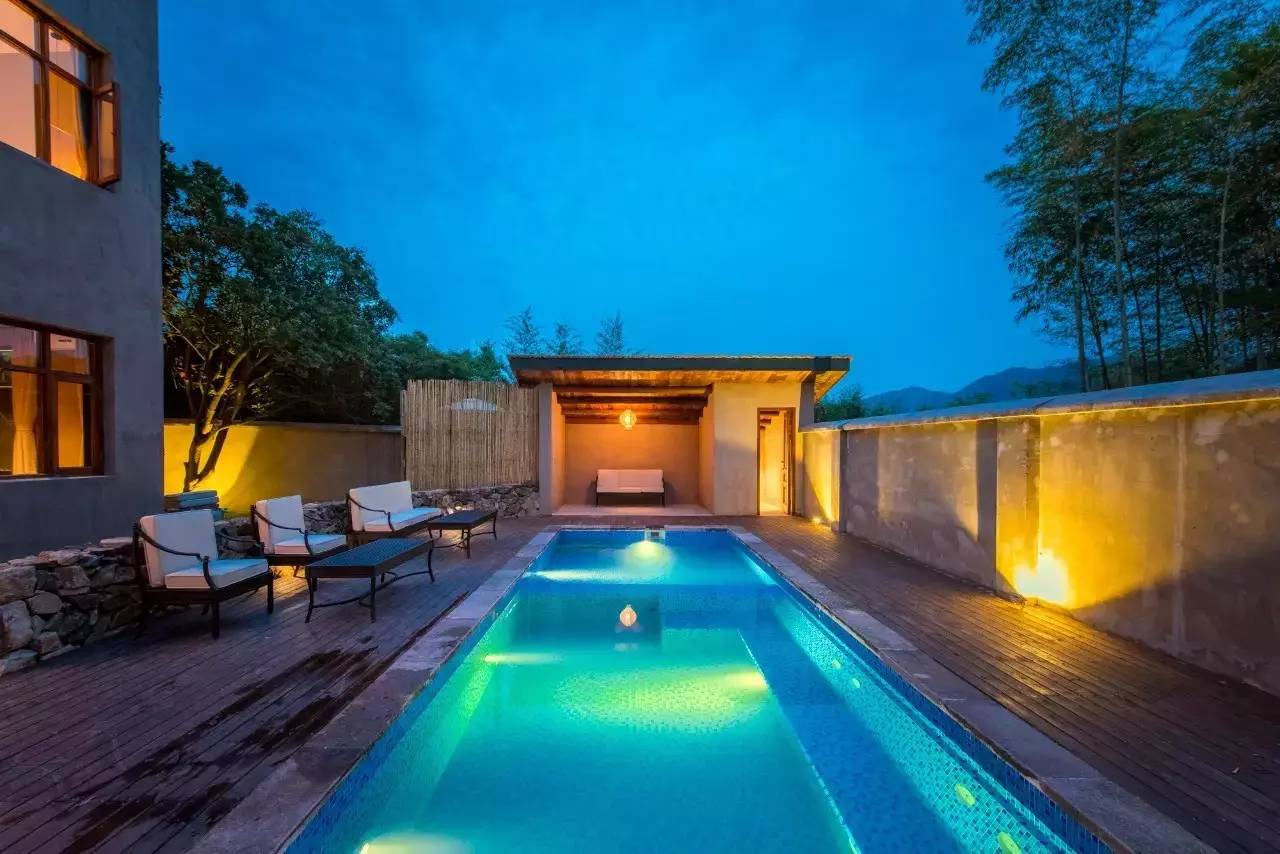 游子山居，推窗見山低頭有水