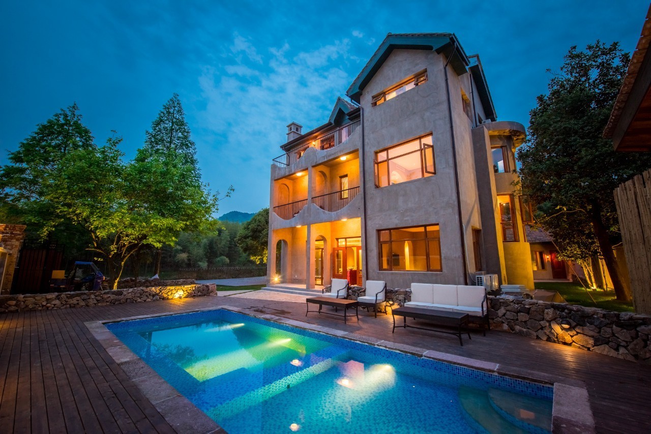 游子山居，推窗見山低頭有水