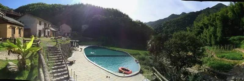 秘境民宿，倒影空寂山谷的一輪明鏡