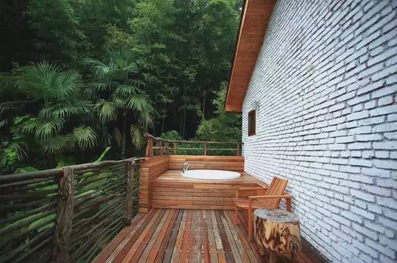 秘境民宿，倒影空寂山谷的一輪明鏡