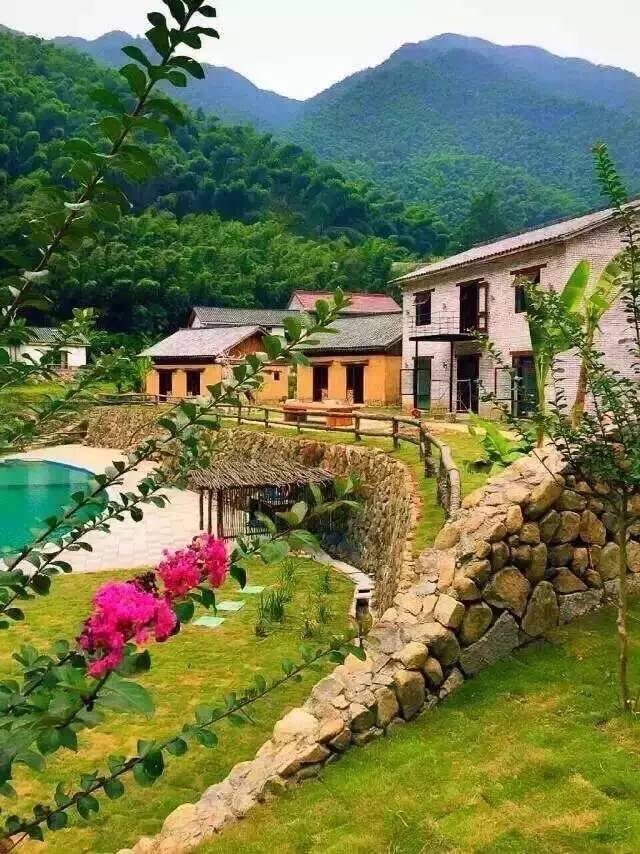 秘境民宿，倒影空寂山谷的一輪明鏡