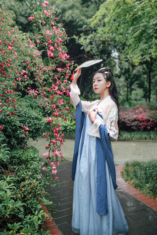 簡(jiǎn)約版對(duì)襟上襦齊胸襦裙?jié)h服