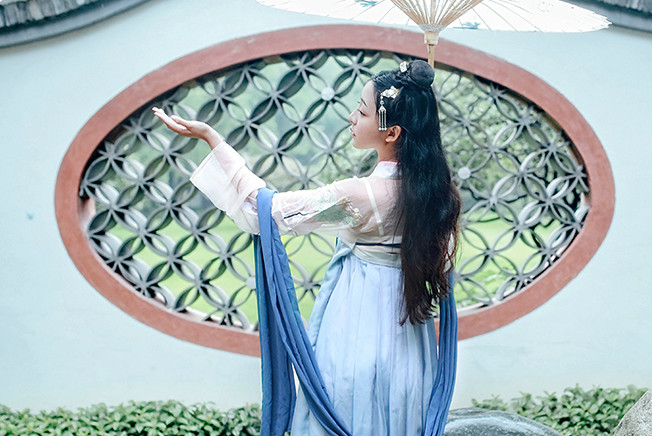 簡(jiǎn)約版對(duì)襟上襦齊胸襦裙?jié)h服