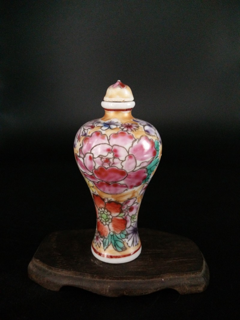 造型獨(dú)特的手繪牡丹菊花圖鼻煙壺