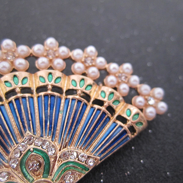 家佳樂文學(xué)扇子烤漆珍珠水鉆復(fù)古鏤空胸針