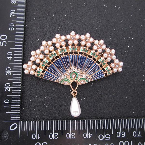 家佳樂文學(xué)扇子烤漆珍珠水鉆復(fù)古鏤空胸針