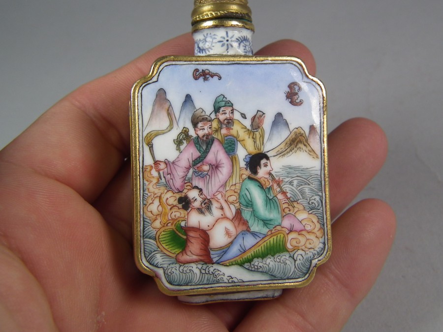 清代乾隆銅胎琺瑯彩八仙過海大鼻煙壺