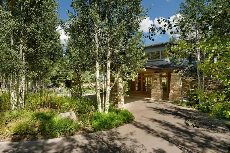 裝修設計，用石頭和木材建的豪宅