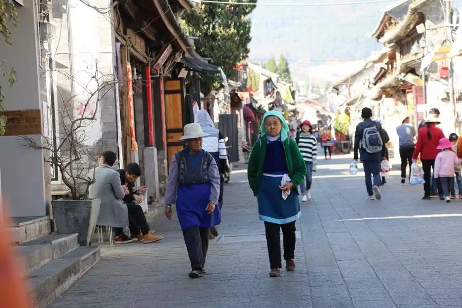 大理既下山，天光云影共徘徊