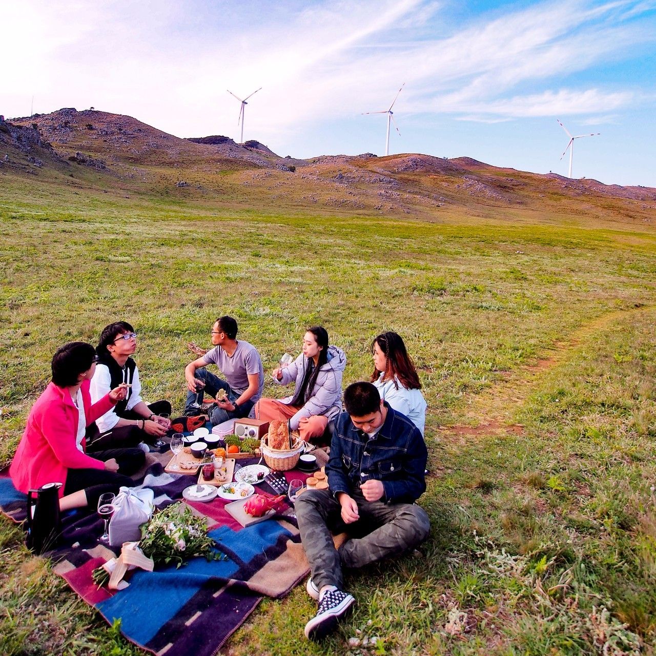 大理既下山，天光云影共徘徊
