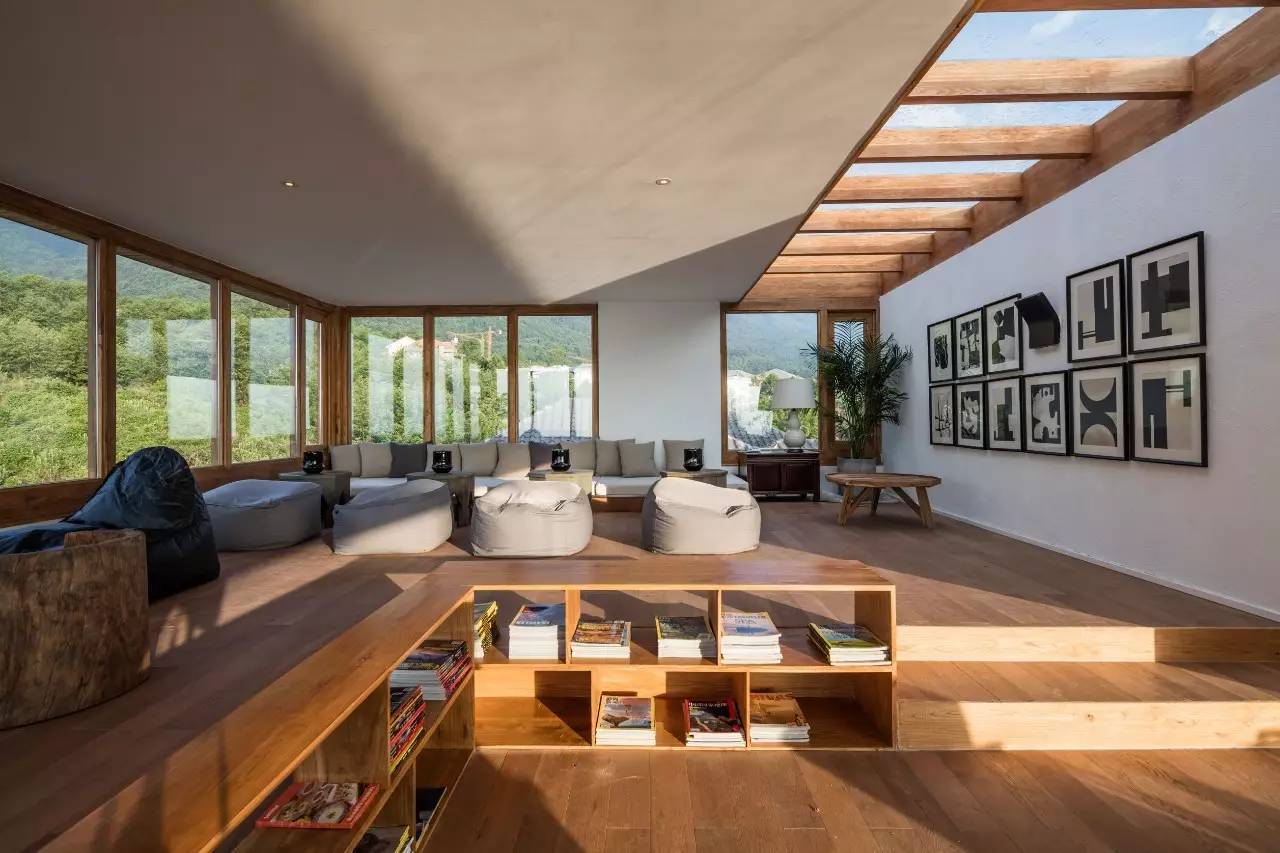 大理既下山，天光云影共徘徊