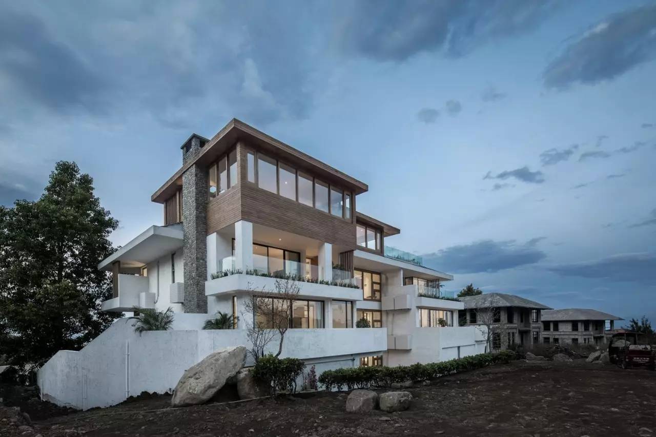 大理既下山，天光云影共徘徊