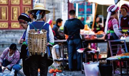 大理既下山，天光云影共徘徊